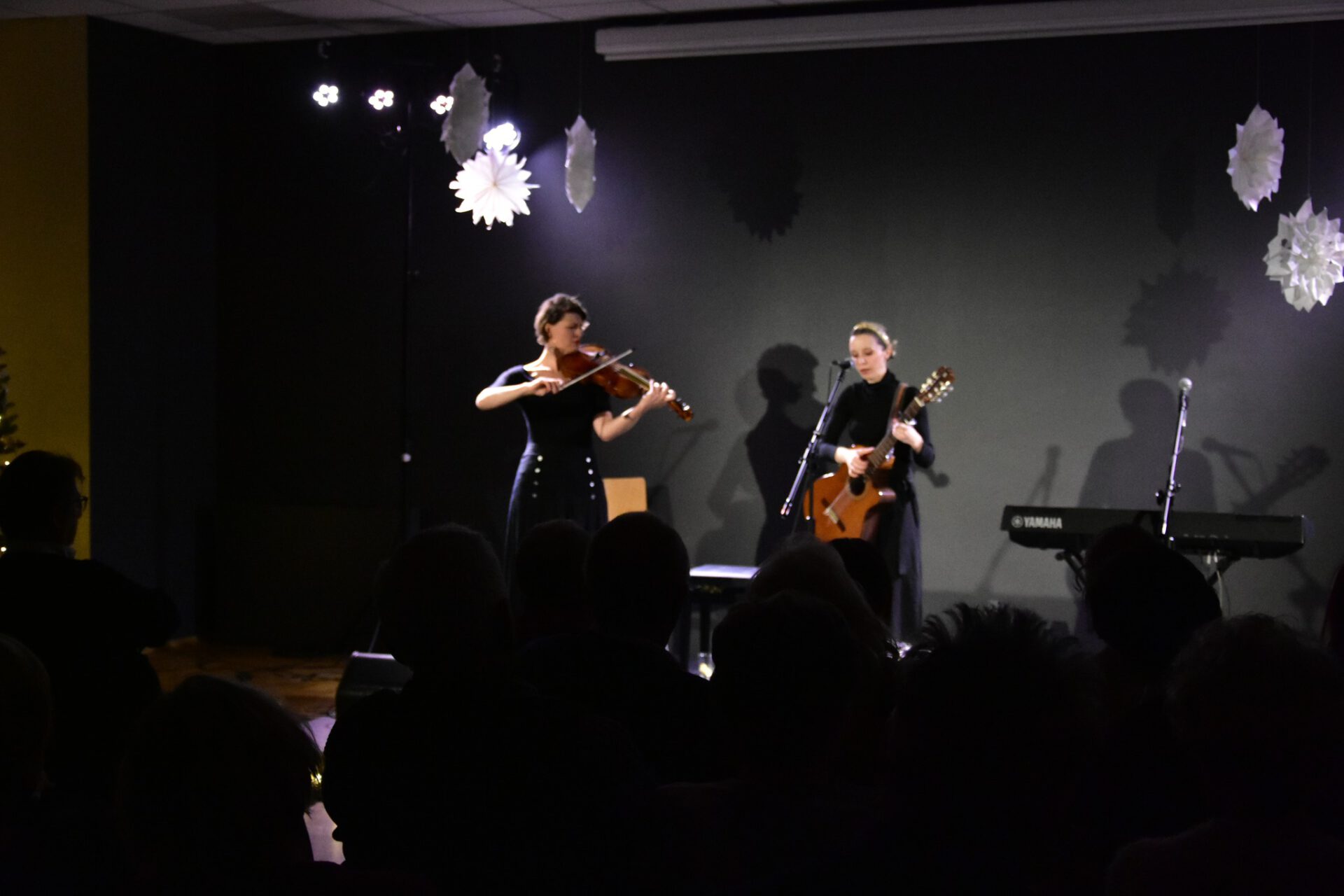 Artystki z instrumentami na scenie Zuzanna Moczek i Anna Stankiewicz