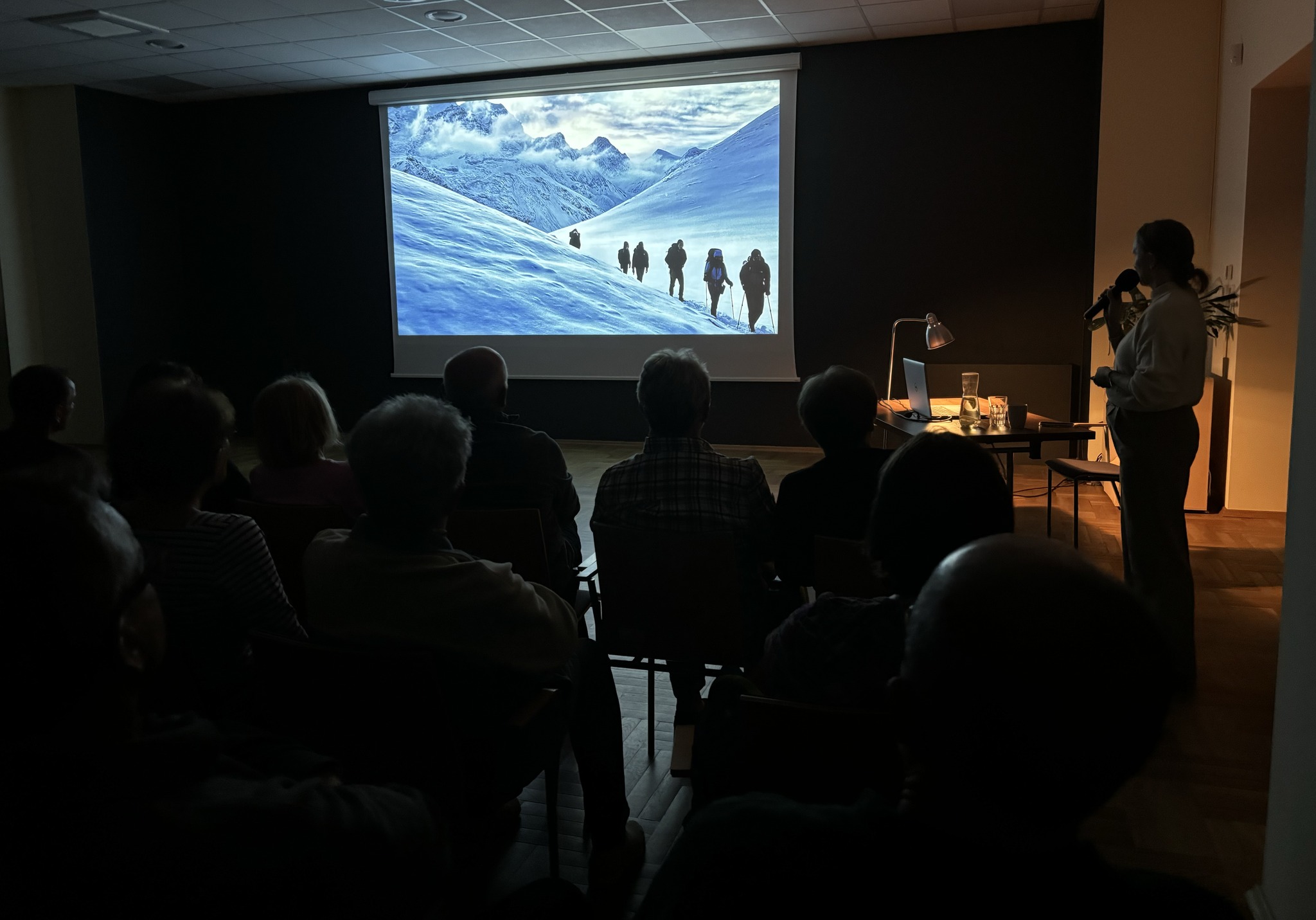 trekking w górach pośniegu