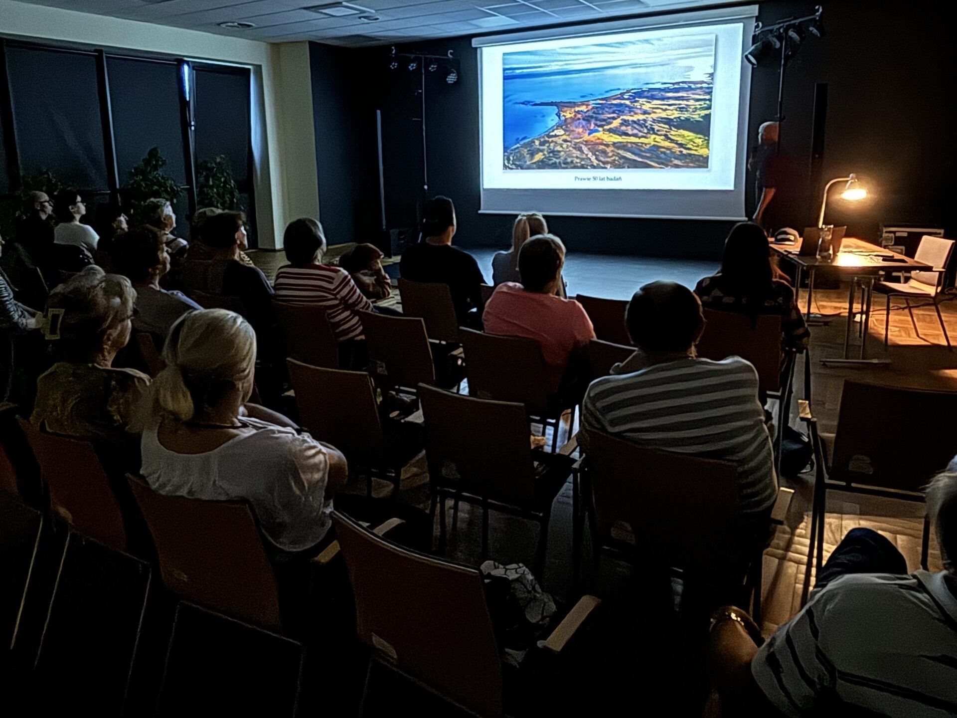 sala z widownią i ekran ze zdjęciem 