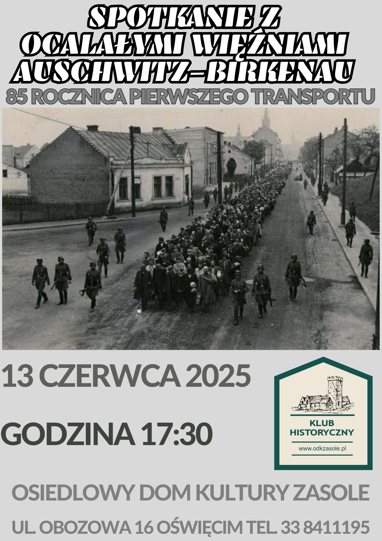 czarno-biały plakat na którym widać maszerujące kolumny więźniów obozu koncentracyjnego
