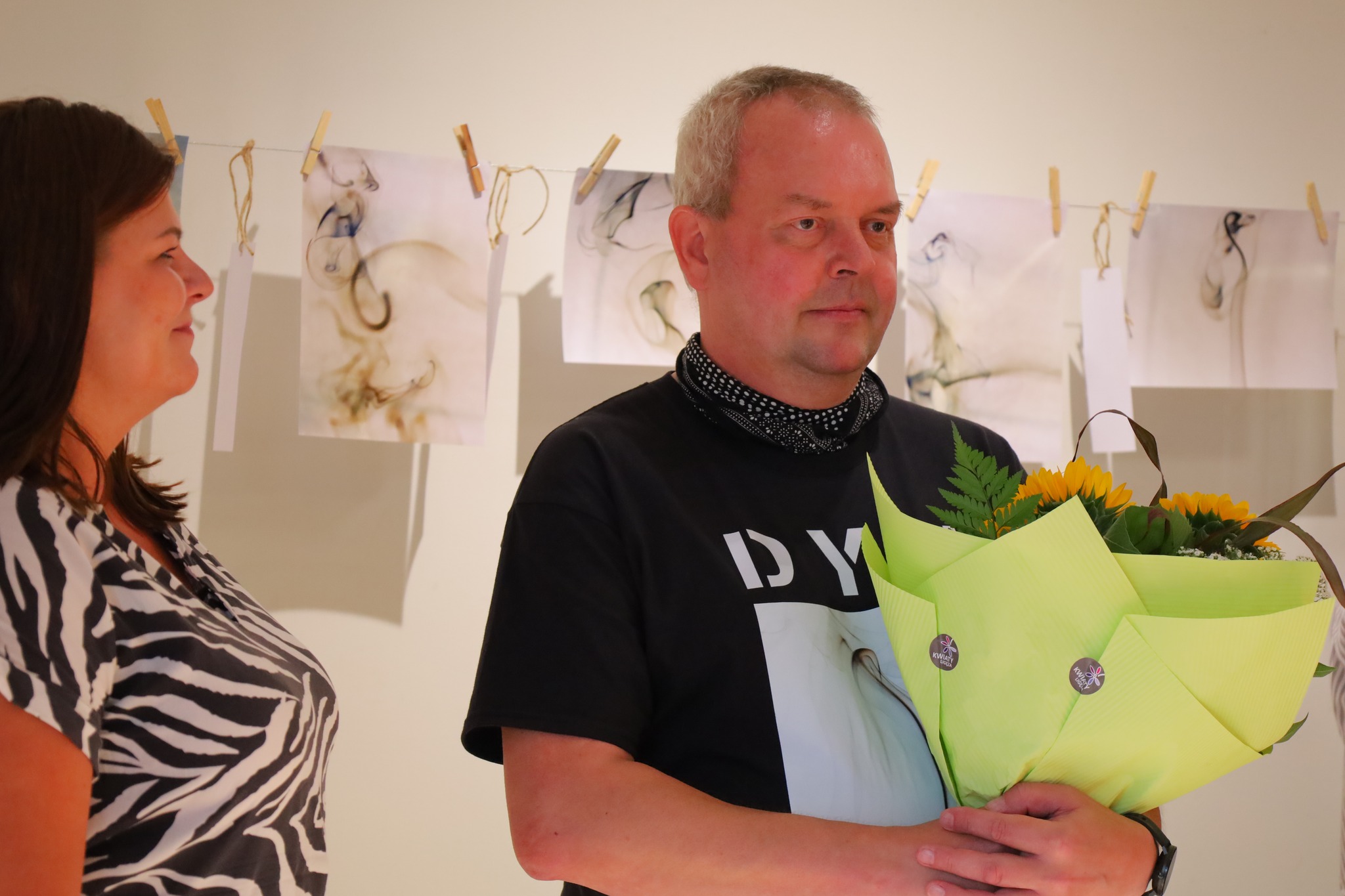 kobieta i mężczyzna na tle zdjęć dymu